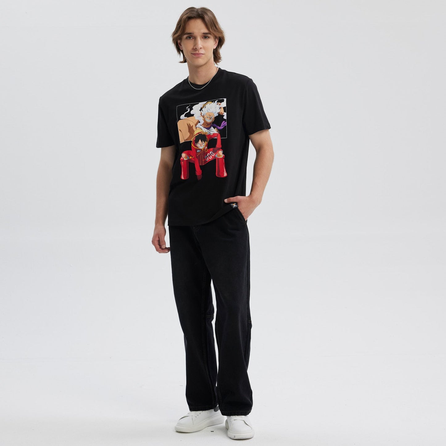 Polera negra de algodón con ilustración de Luffy en acción, con detalles vibrantes y un fondo que destaca su espíritu aventurero en el universo de One Piece.