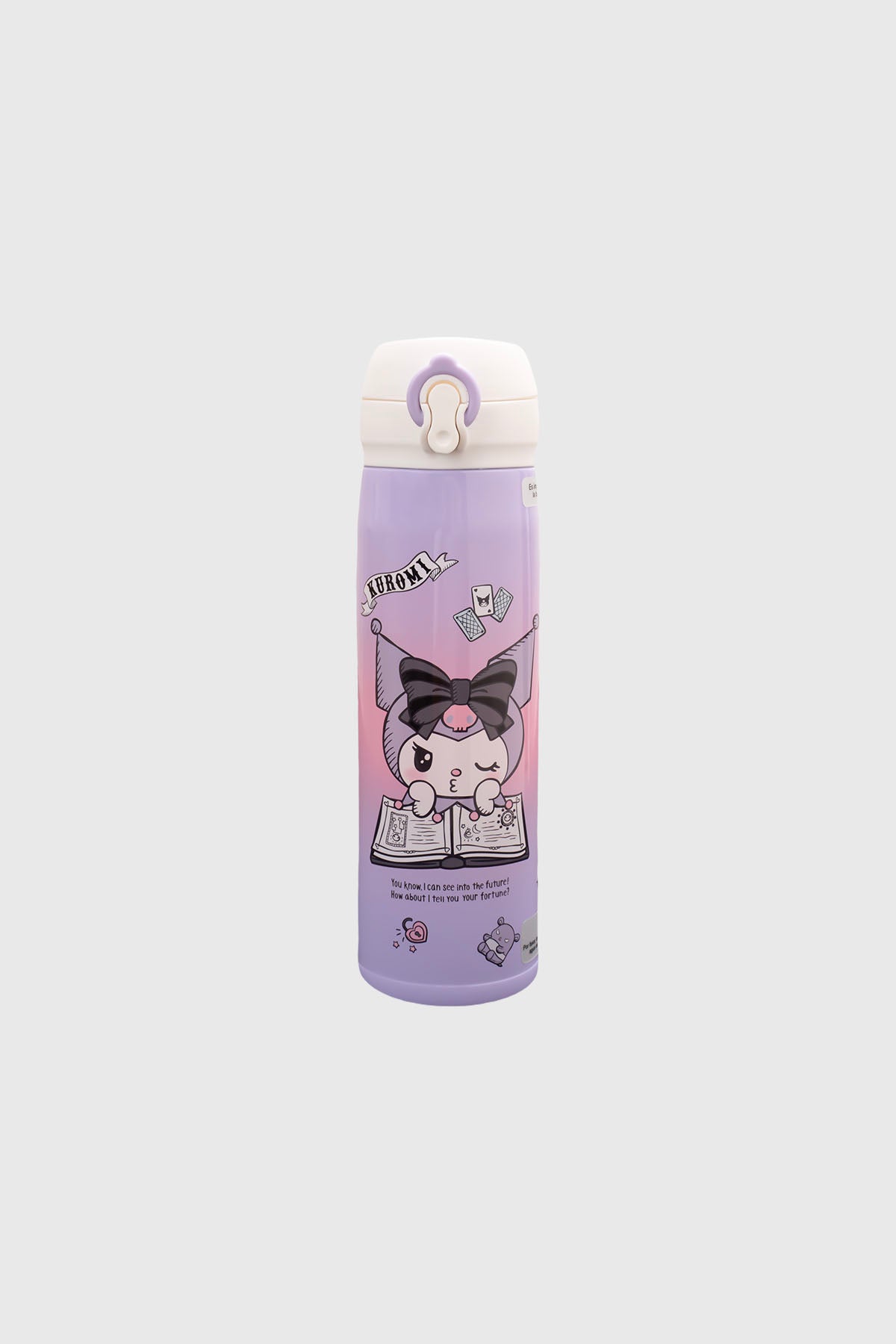 Termo morado de 450 ml con diseño de Kuromi, que muestra a la personaje leyendo un libro de adivinación, adornado con detalles en blanco y negro.