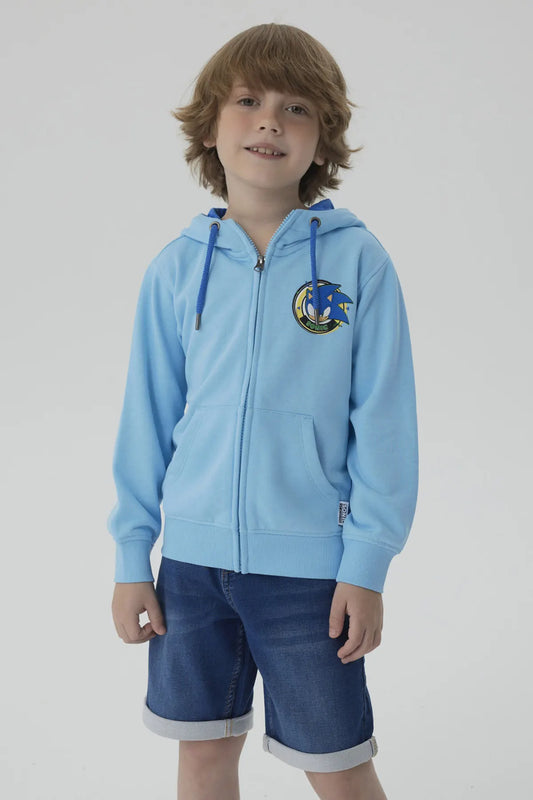 Polerón celeste con capucha, presenta un estampado de Sonic the Hedgehog en un círculo, en el lado izquierdo del pecho, evocando la velocidad y aventura del universo de Sega.