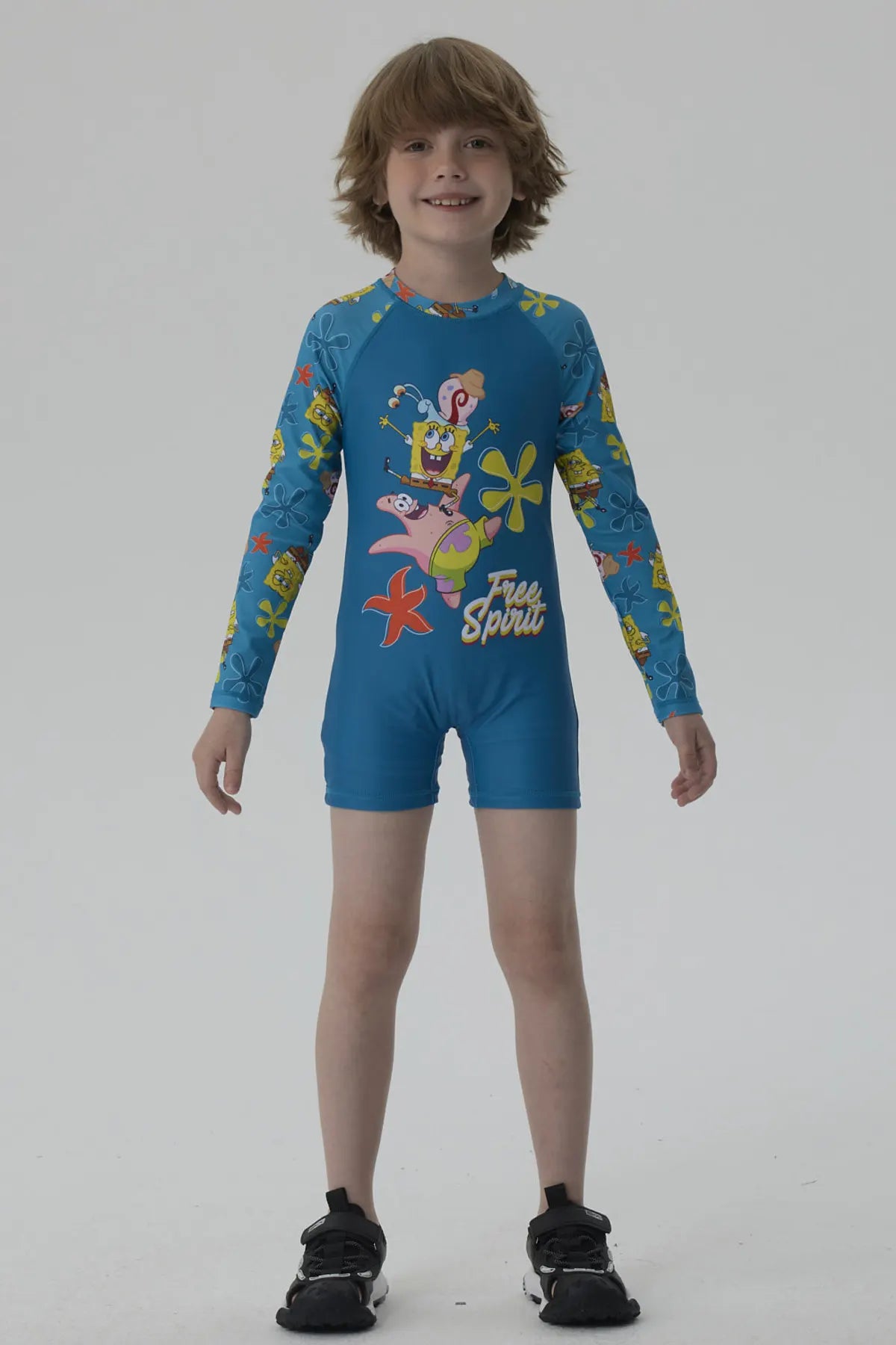 Traje de baño azul con estampado de Bob Esponja y Patricio, ilustración vibrante en mangas y torso, ideal para aventuras bajo el mar.