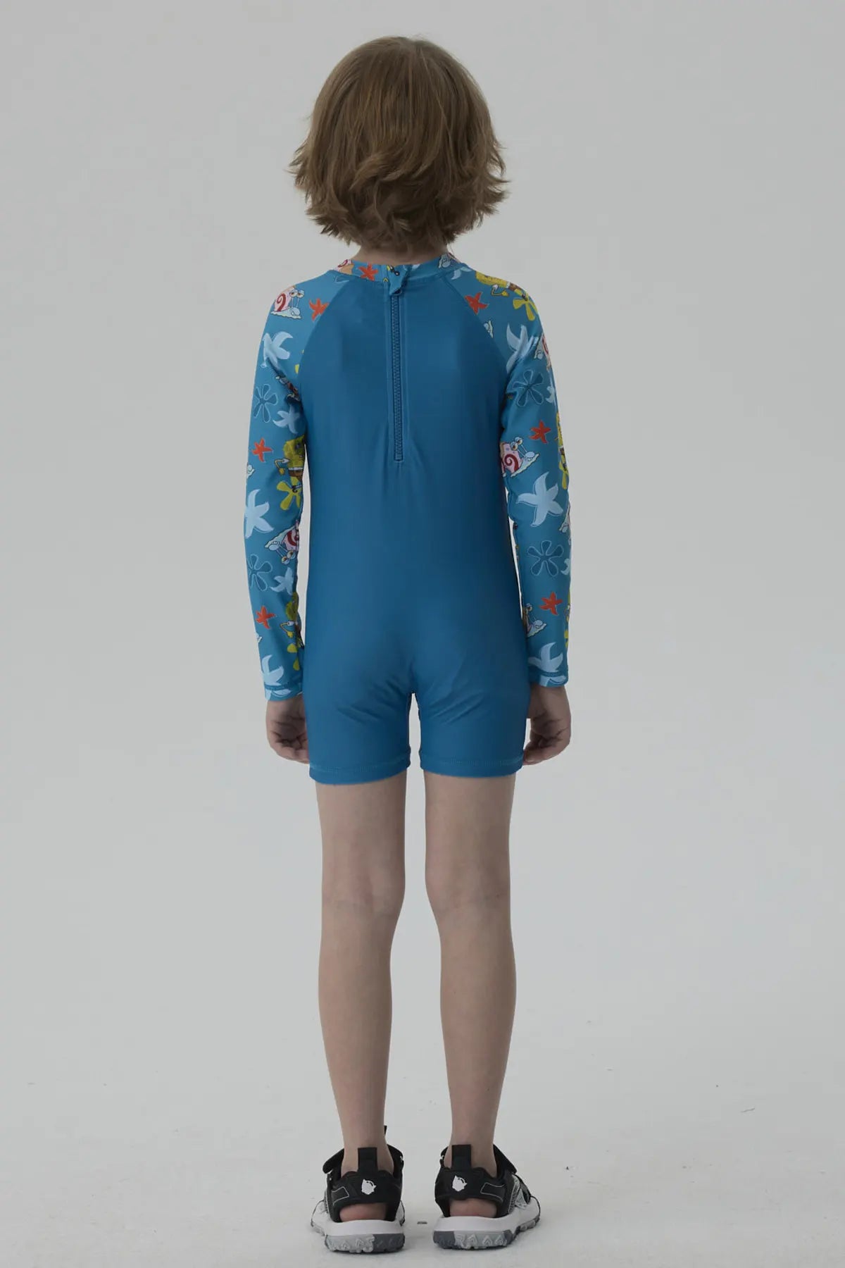 Traje de baño azul con estampado de Bob Esponja y Patricio, ilustración vibrante en mangas y torso, ideal para aventuras bajo el mar.