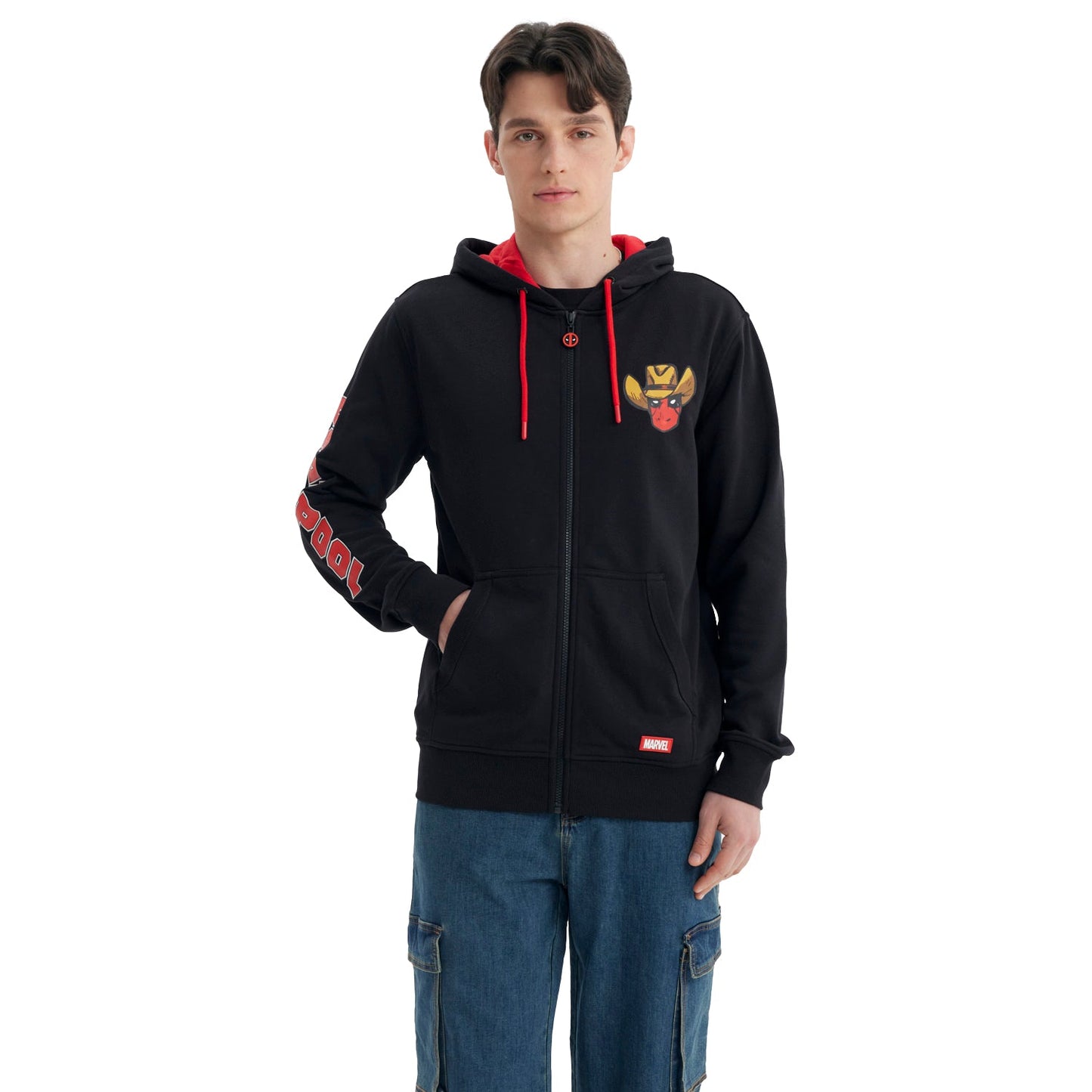 Polerón negro de Deadpool con capucha, detalles en rojo y estampado de un Deadpool caricaturesco en el pecho, ideal para fans de Marvel.