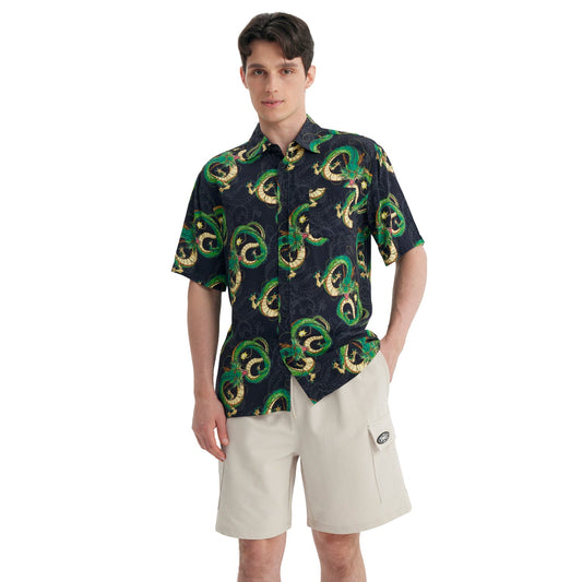 Camisa de manga corta negra con estampado de Shenlong en tonos verdes y dorados, evocando la esencia de Dragon Ball en cada detalle.