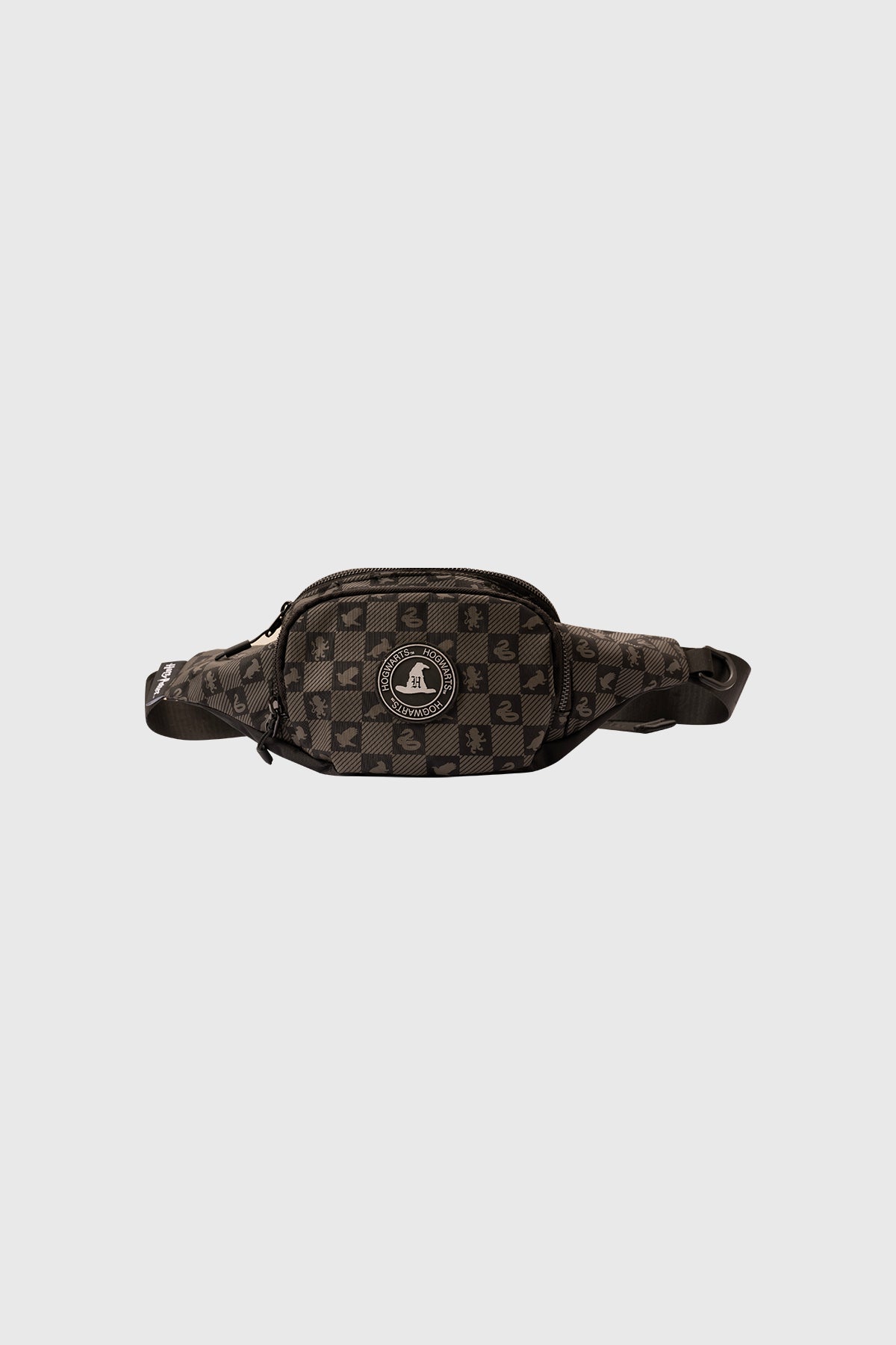Banano negro de Harry Potter con estampado de iconos mágicos en tonos oscuros y logo de Hogwarts, ideal para llevar tus hechizos favoritos.