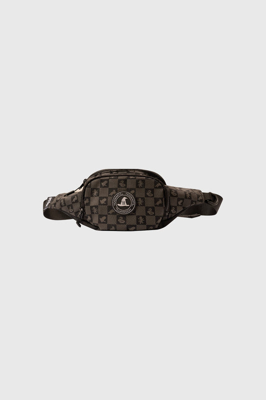 Banano negro de Harry Potter con estampado de iconos mágicos en tonos oscuros y logo de Hogwarts, ideal para llevar tus hechizos favoritos.