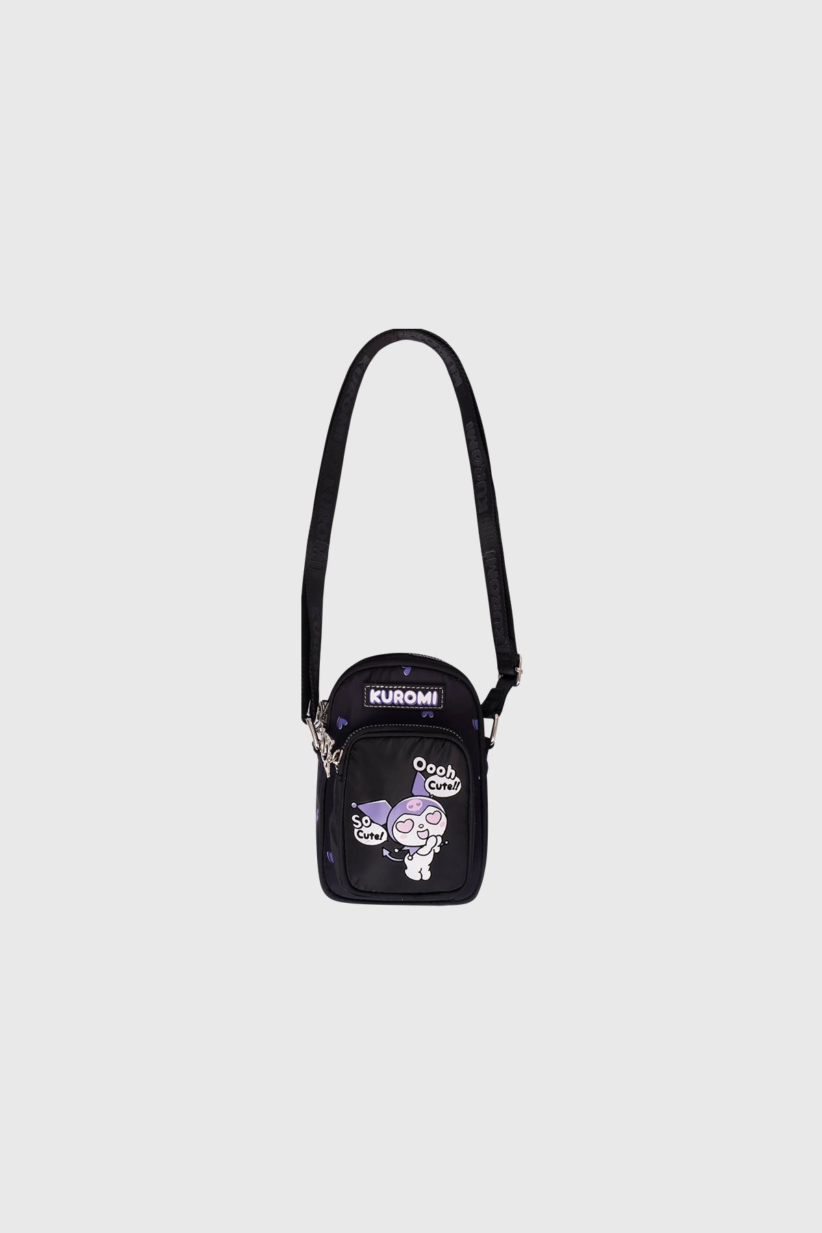 Crossbody negro de Kuromi con diseño vibrante que muestra a la traviesa personaje en pose coqueta, ideal para fans de Sanrio.
