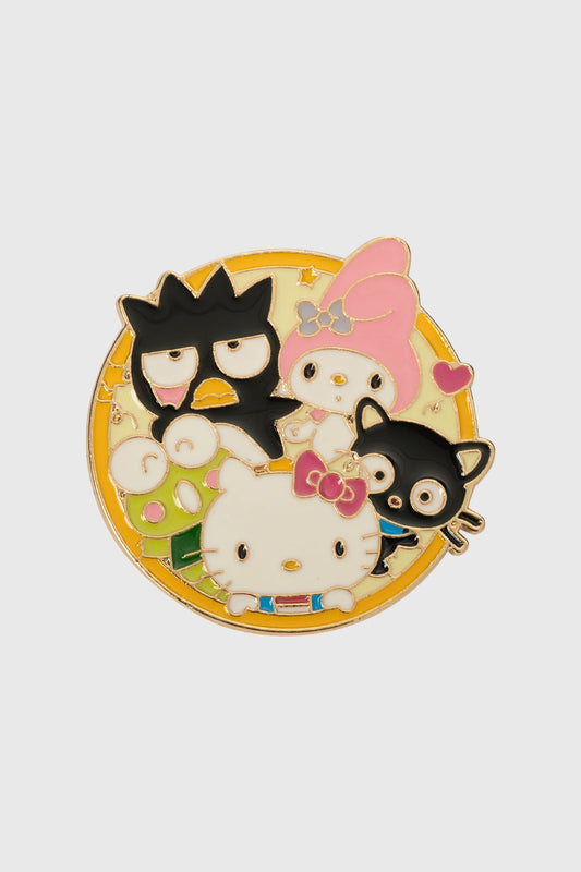 Pin blanco de Hello Kitty y sus amigos, con un diseño colorido que incluye a My Melody, Keroppi y Chococat en un fondo circular amarillo.