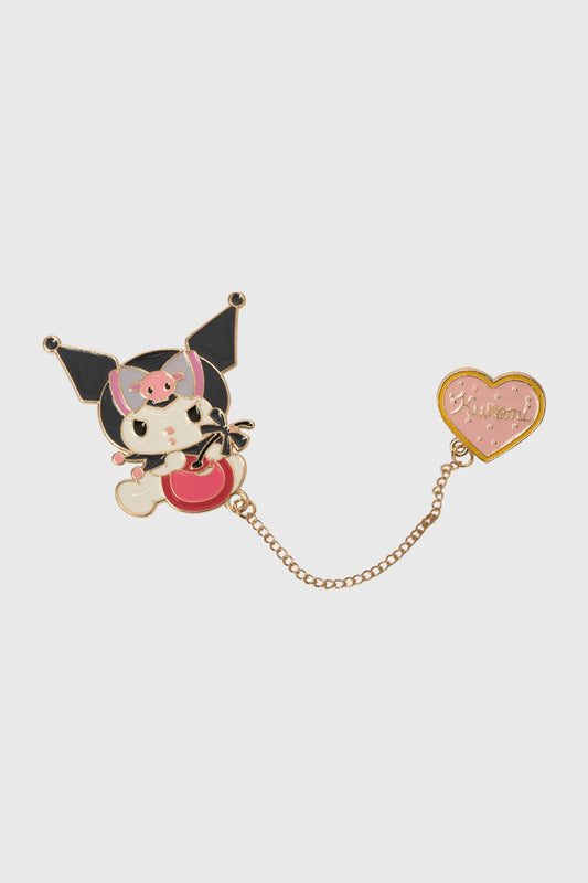 Pin de Kuromi negro con detalles en rosa y dorado, presenta a Kuromi sosteniendo una calabaza roja y un corazón con su nombre, ideal para fans de Sanrio.