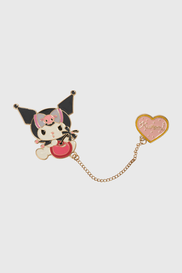 Pin de Kuromi negro con detalles en rosa y dorado, presenta a Kuromi sosteniendo una calabaza roja y un corazón con su nombre, ideal para fans de Sanrio.