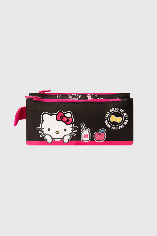 Estuche negro de Hello Kitty con detalles en rosa, presenta a la icónica gatita con moño y elementos gráficos divertidos como manzana y bebida, ideal para fans.