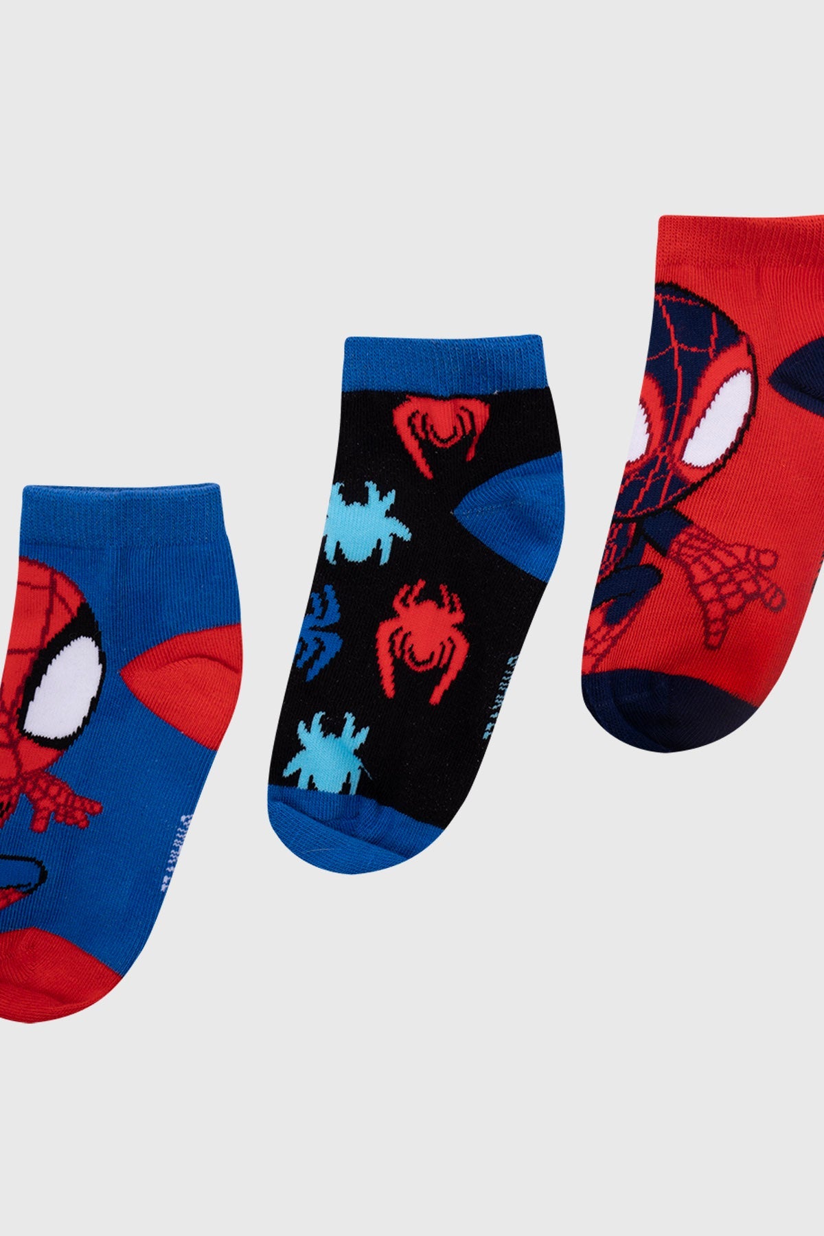 Tripack de calcetas Spidey en rojo y azul con estampados de Spider-Man y arañas en negro, ideal para los fanáticos del universo Marvel.