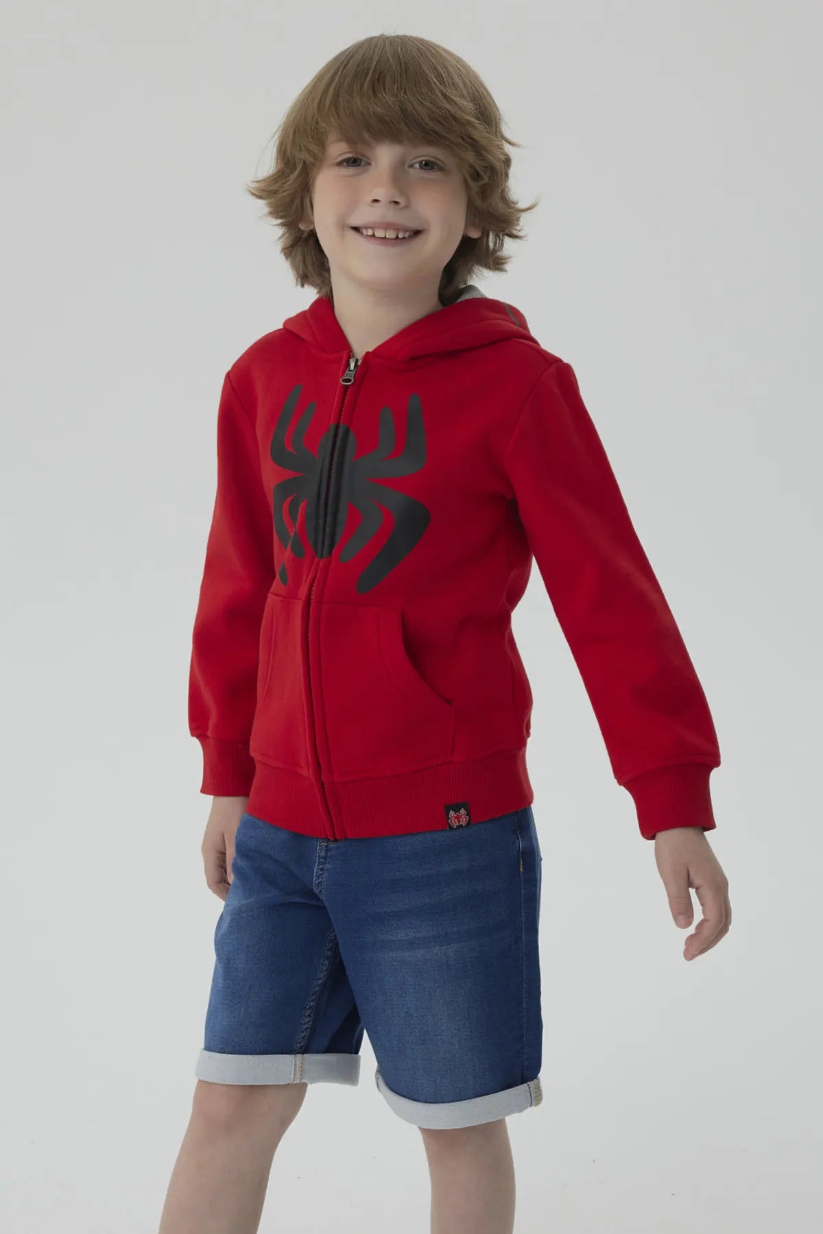 Polerón rojo vibrante con capucha y cierre, presenta un gran logo negro de Spider-Man en el pecho, ideal para pequeños héroes de Marvel.