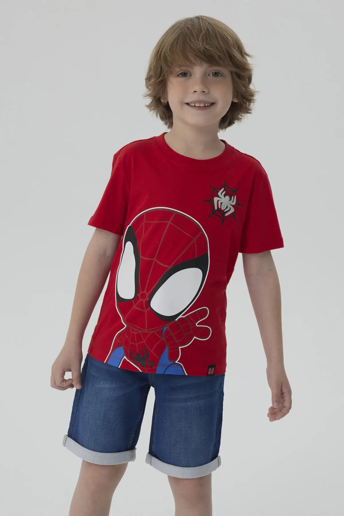Polera roja de algodón con ilustración de Spidey en estilo caricatura, mostrando su icónico traje y gesto amistoso, ideal para fans de Marvel.
