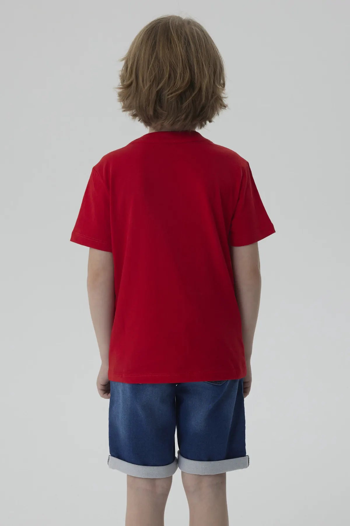 Polera roja de algodón con ilustración de Spidey en estilo caricatura, mostrando su icónico traje y gesto amistoso, ideal para fans de Marvel.