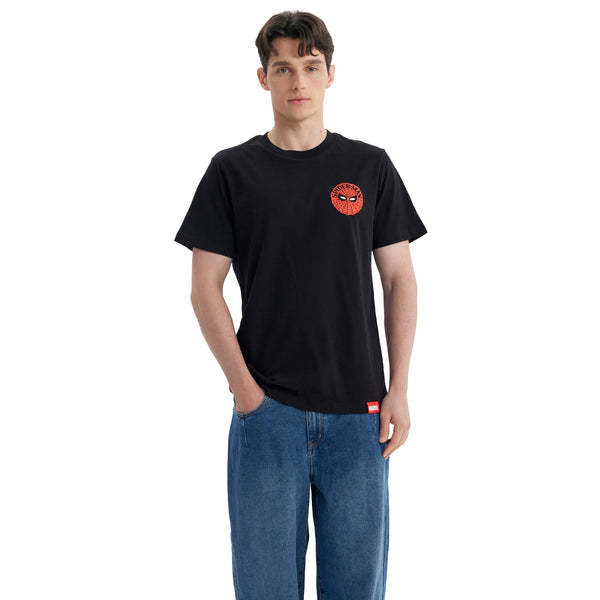 Polera negra de algodón con un diseño frontal de Spider-Man en rojo, destacando su icónica máscara sobre un fondo de telaraña, perfecta para fans del universo Marvel.