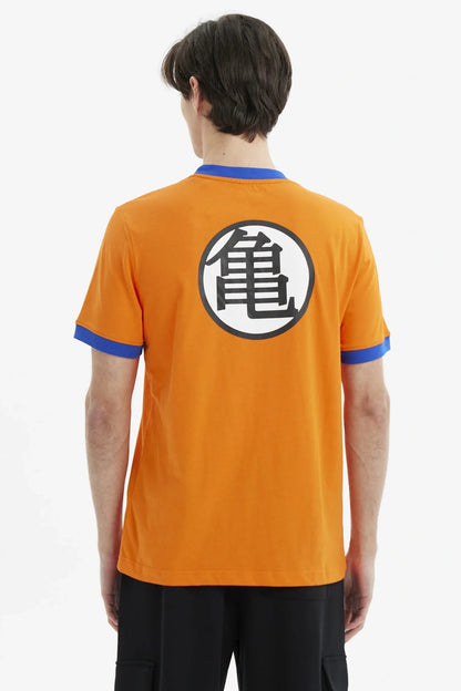 Polera naranja de Dragon Ball con ribete azul, presenta el icónico símbolo de Kame en el pecho, perfecta para fans de la saga.