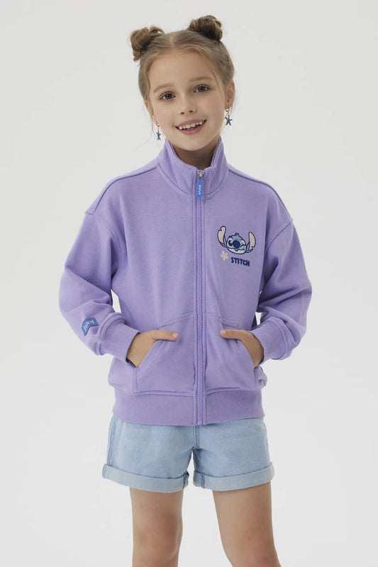 Polerón lila con diseño de Stitch, presenta un bordado colorido del personaje en el pecho y un cierre frontal, ideal para fans de Disney.