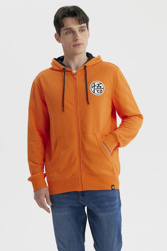 Polerón naranjo con capucha de Dragon Ball, presenta el icónico símbolo de Goku en el pecho, ideal para fanáticos de la saga.