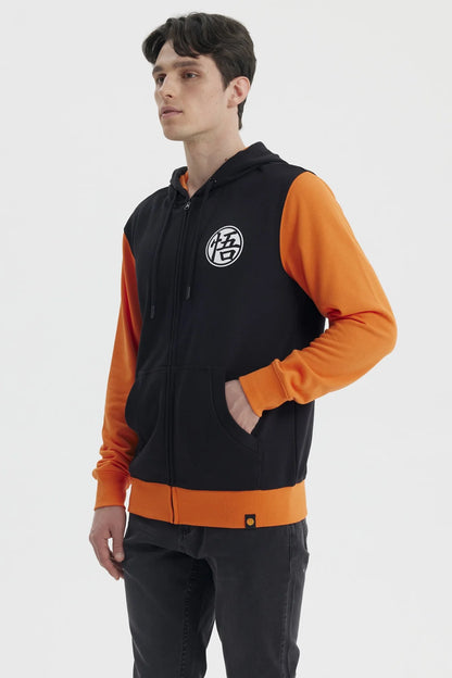 Polerón negro con mangas naranjas, presenta el símbolo de Goku en el pecho, ideal para fans de Dragon Ball que buscan estilo y comodidad.