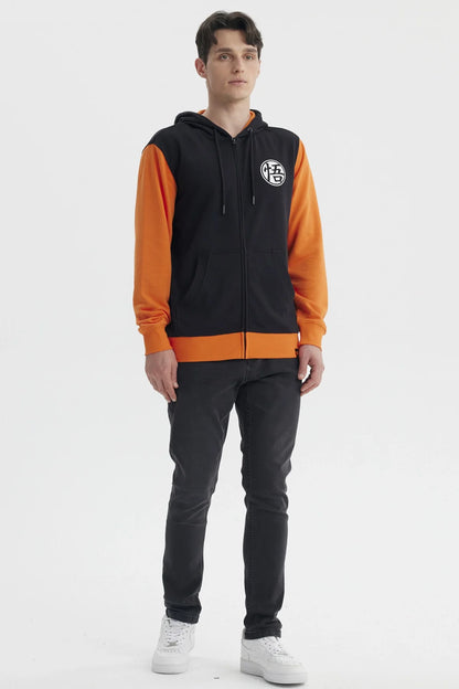 Polerón negro con mangas naranjas, presenta el símbolo de Goku en el pecho, ideal para fans de Dragon Ball que buscan estilo y comodidad.