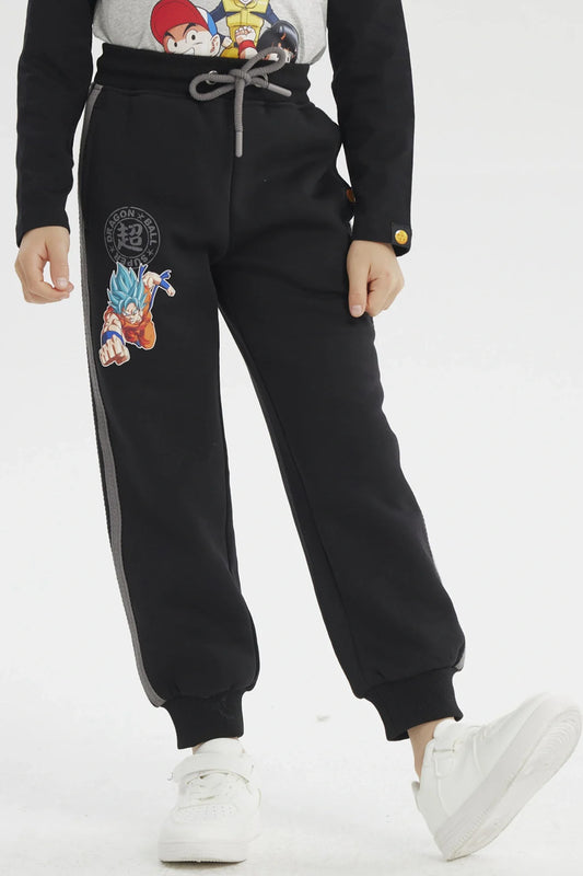 Pantalón buzo negro con estampado de Goku en acción, detalles en gris y logo de Dragon Ball, ideal para fans que buscan comodidad y estilo.