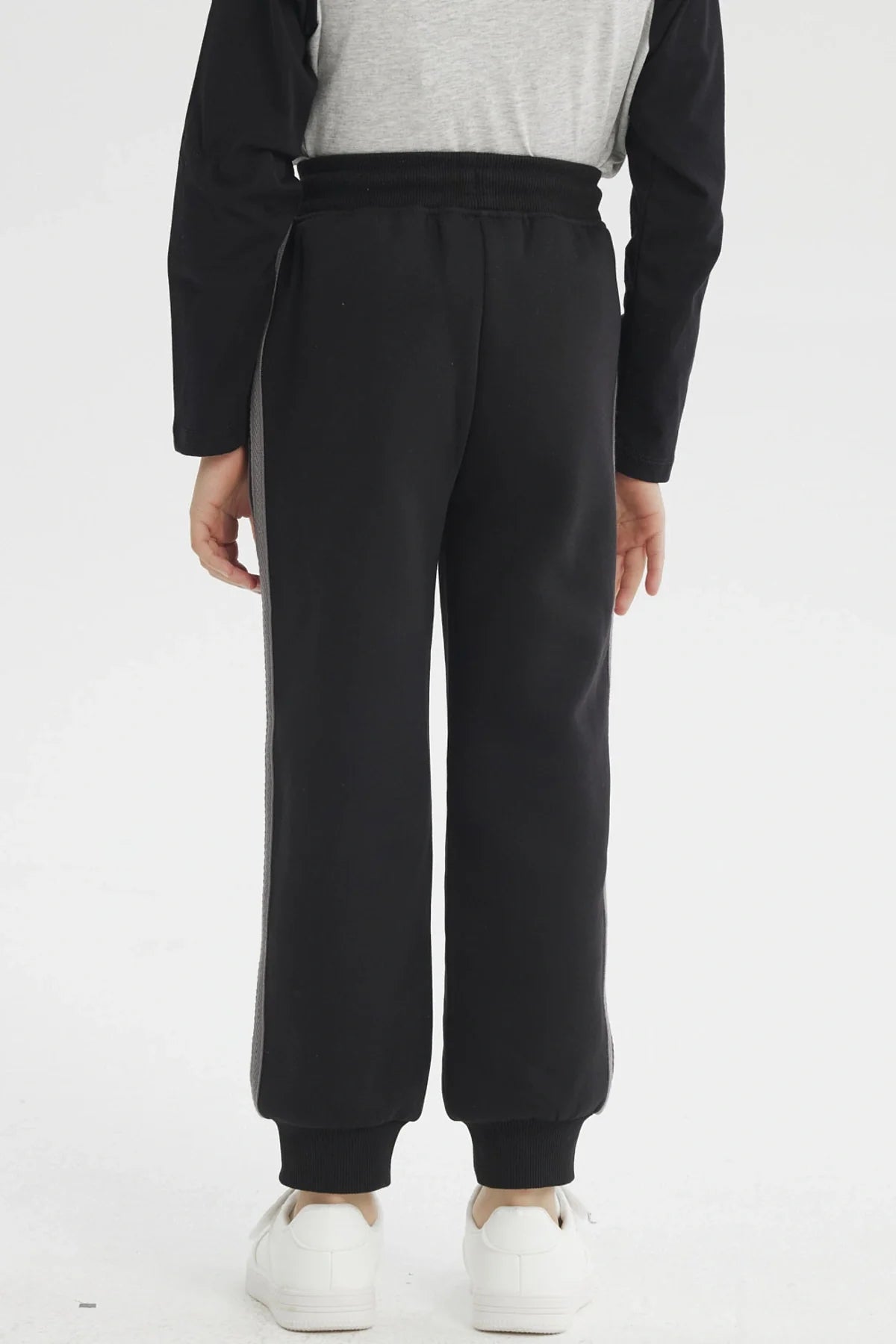 Pantalón buzo negro con estampado de Goku en acción, detalles en gris y logo de Dragon Ball, ideal para fans que buscan comodidad y estilo.