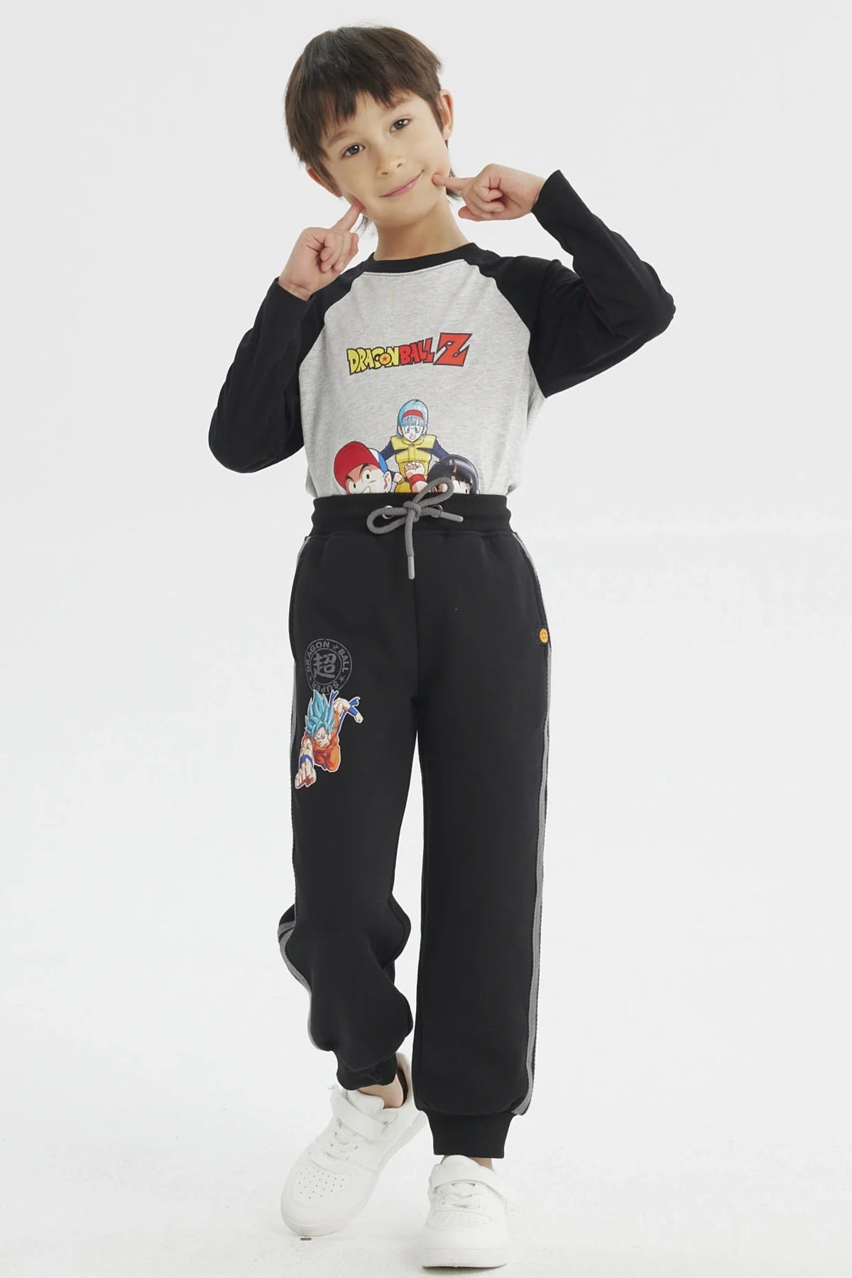 Pantalón buzo negro con estampado de Goku en acción, detalles en gris y logo de Dragon Ball, ideal para fans que buscan comodidad y estilo.