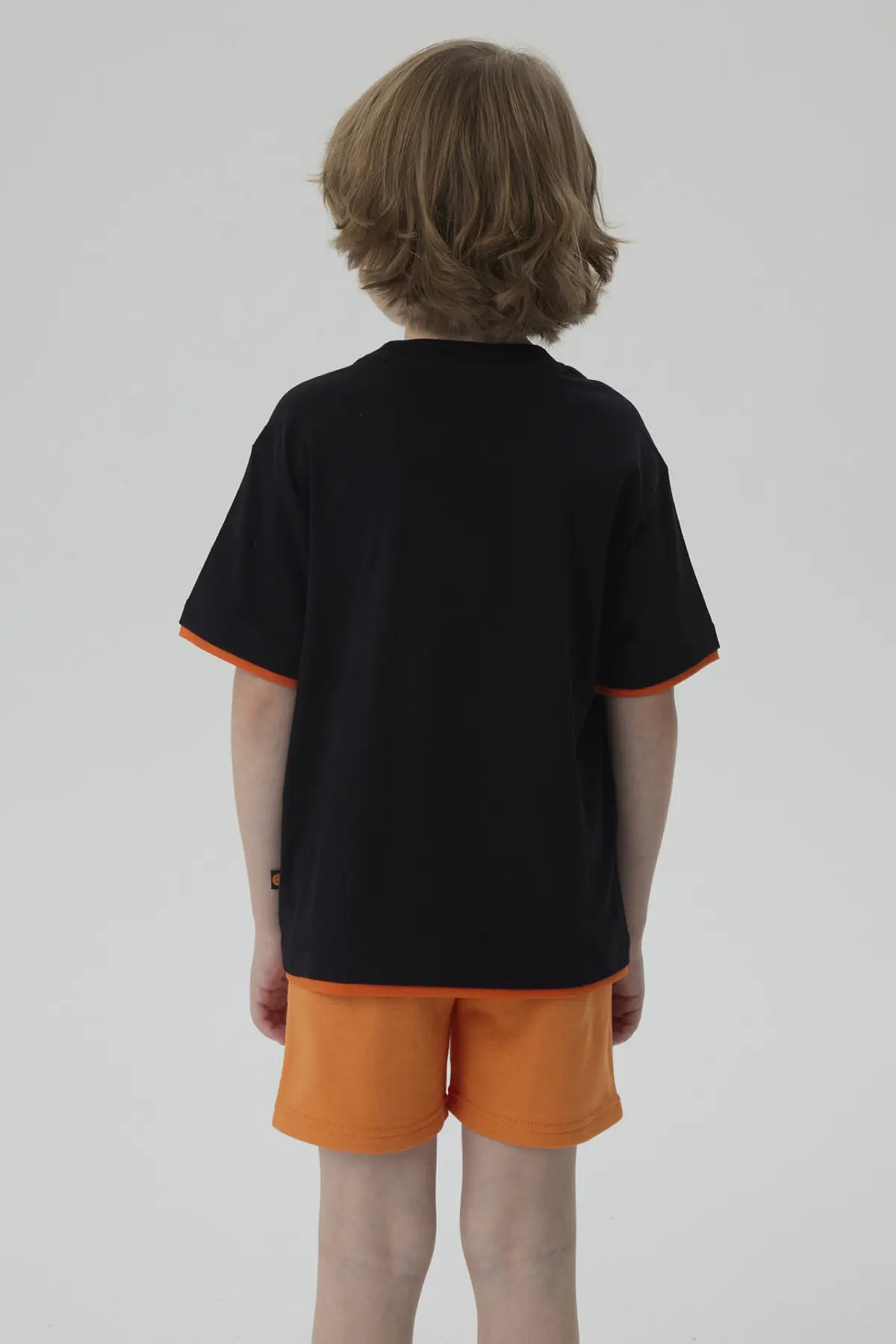 Polera negra de Dragon Ball con Goku en acción, ilustración vibrante y detallada en el centro, destacando su icónico traje naranja y energía.