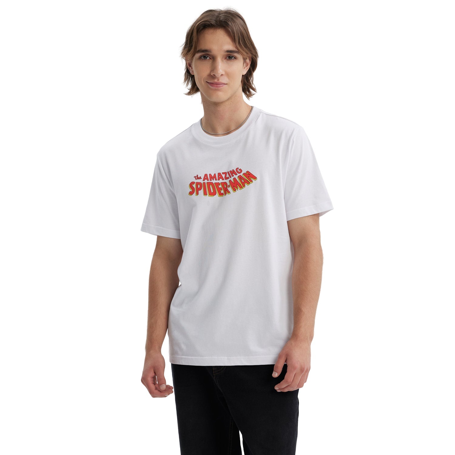 Polera blanca de algodón con el texto "the AMAZING SPIDER-MAN" en un vibrante estilo retro, ideal para los fans del icónico héroe de Marvel.