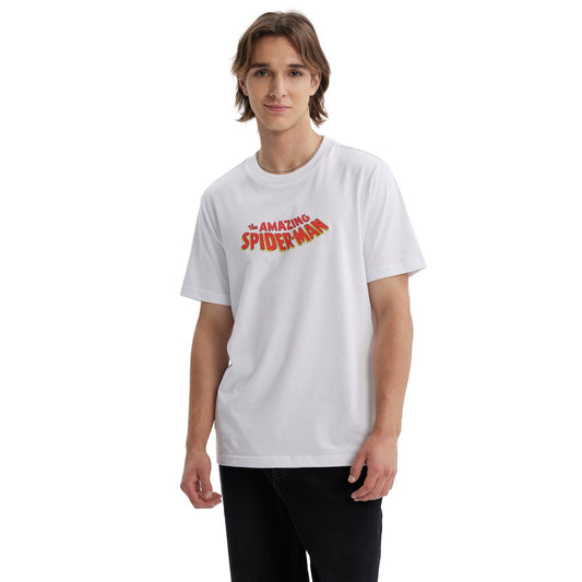 Polera blanca de algodón con el texto "the AMAZING SPIDER-MAN" en un vibrante estilo retro, ideal para los fans del icónico héroe de Marvel.