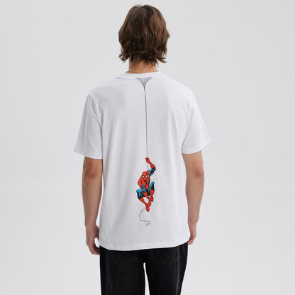 Polera blanca de algodón con el texto "the AMAZING SPIDER-MAN" en un vibrante estilo retro, ideal para los fans del icónico héroe de Marvel.