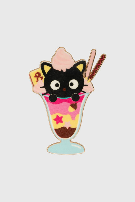 Pin amarillo de Hello Kitty y sus amigos con un diseño vibrante de un helado, que muestra a un gato negro en un vaso colorido con detalles de estrellas.
