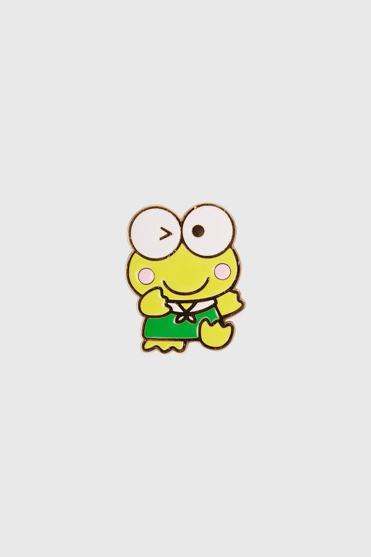Pin de Keroppi en color verde con detalles amarillos y rosa, mostrando al personaje sonriente y con su característico atuendo, ideal para fans de Sanrio.
