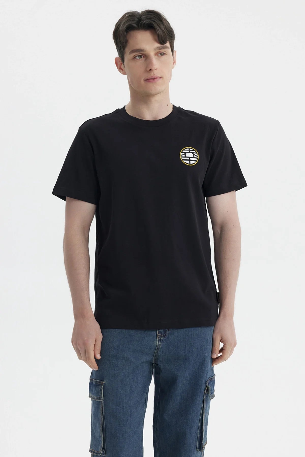 Polera negra de Dragon Ball Z con un sutil logo bordado en amarillo y blanco, ideal para mostrar tu amor por la saga mientras te mantienes cómodo.