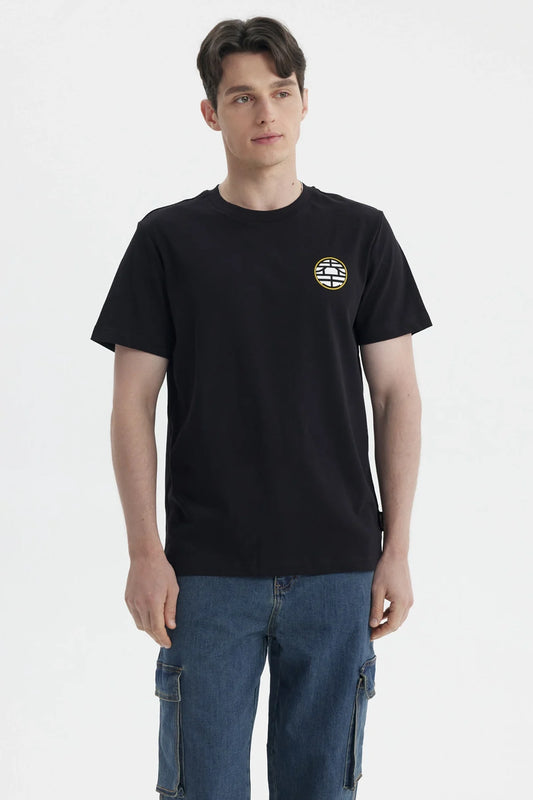 Polera negra de Dragon Ball Z con un sutil logo bordado en amarillo y blanco, ideal para mostrar tu amor por la saga mientras te mantienes cómodo.