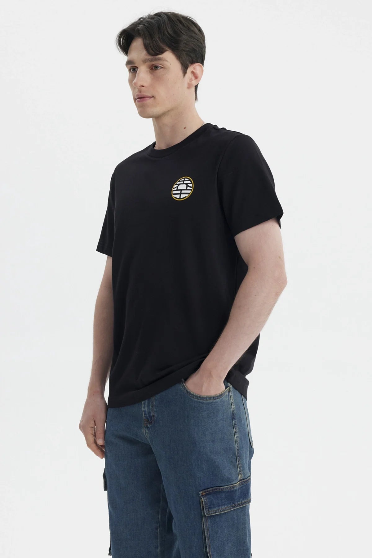 Polera negra de Dragon Ball Z con un sutil logo bordado en amarillo y blanco, ideal para mostrar tu amor por la saga mientras te mantienes cómodo.