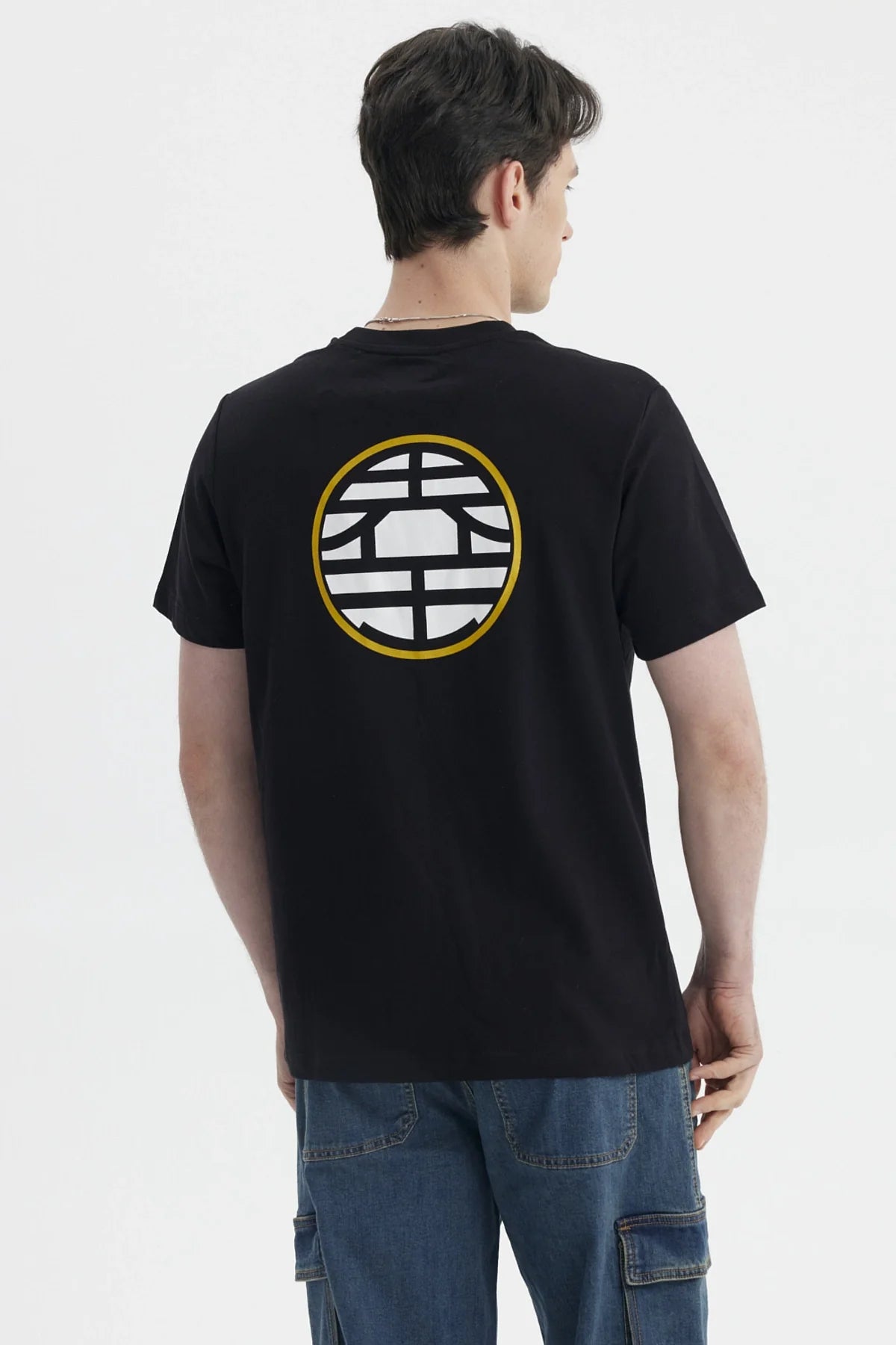 Polera negra de Dragon Ball Z con un sutil logo bordado en amarillo y blanco, ideal para mostrar tu amor por la saga mientras te mantienes cómodo.