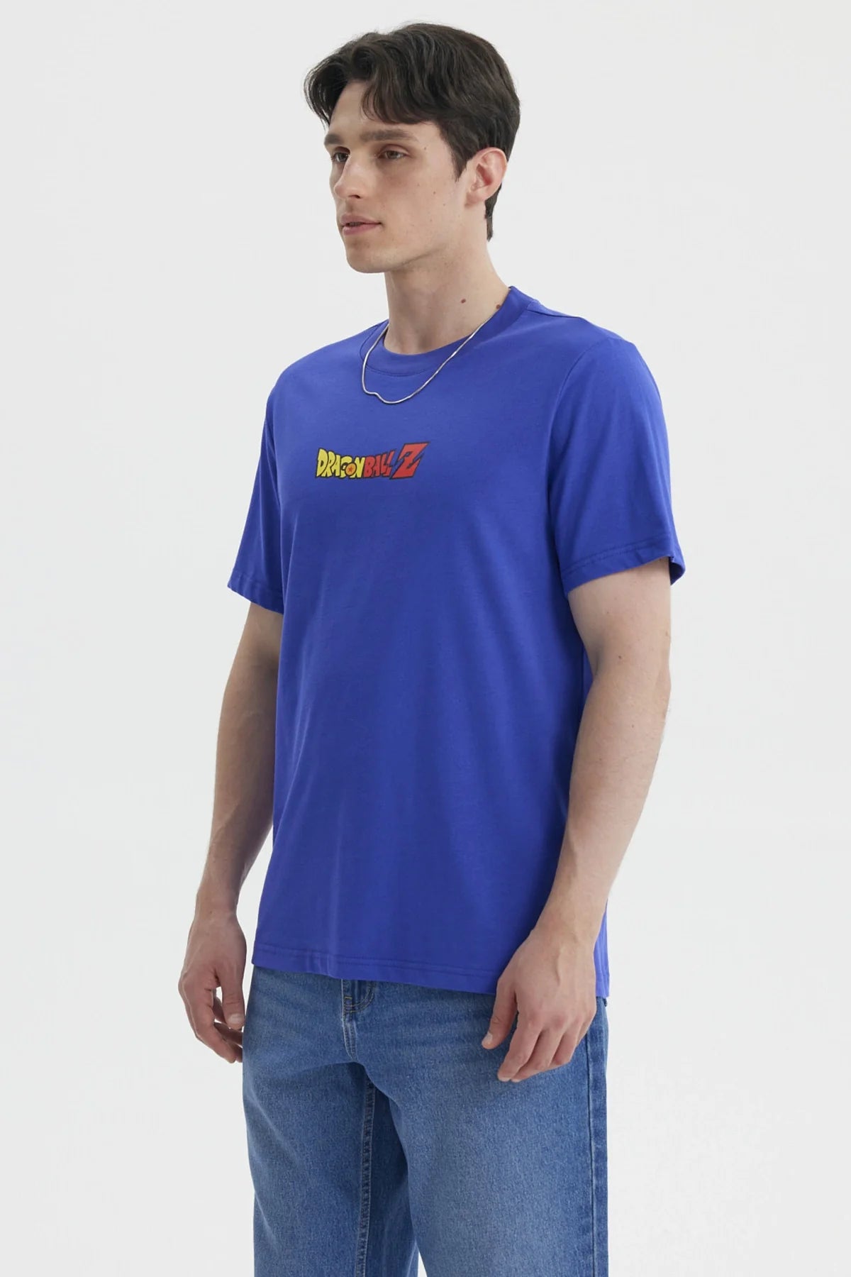 Polera azul de Dragon Ball Z con logo colorido en el pecho, ideal para fanáticos que quieren mostrar su pasión por la serie.