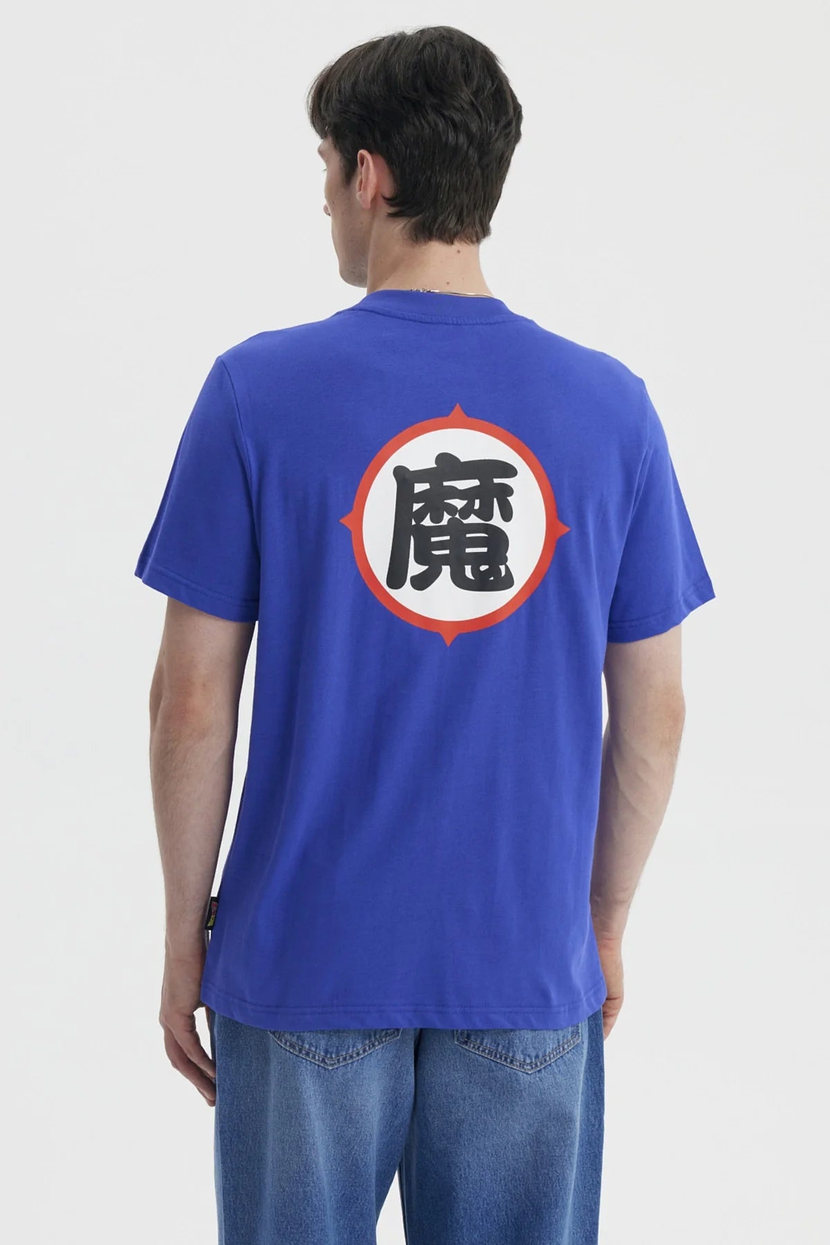 Polera azul de Dragon Ball Z con logo colorido en el pecho, ideal para fanáticos que quieren mostrar su pasión por la serie.