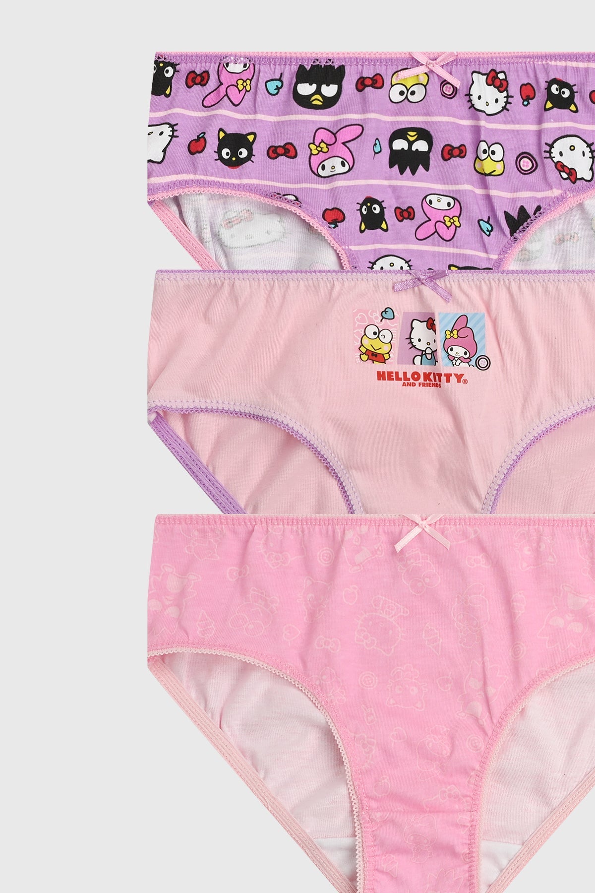 Calzón tripack en tonos rosa con estampados de Hello Kitty y sus amigos, incluyendo ilustraciones divertidas de personajes icónicos en un diseño vibrante.