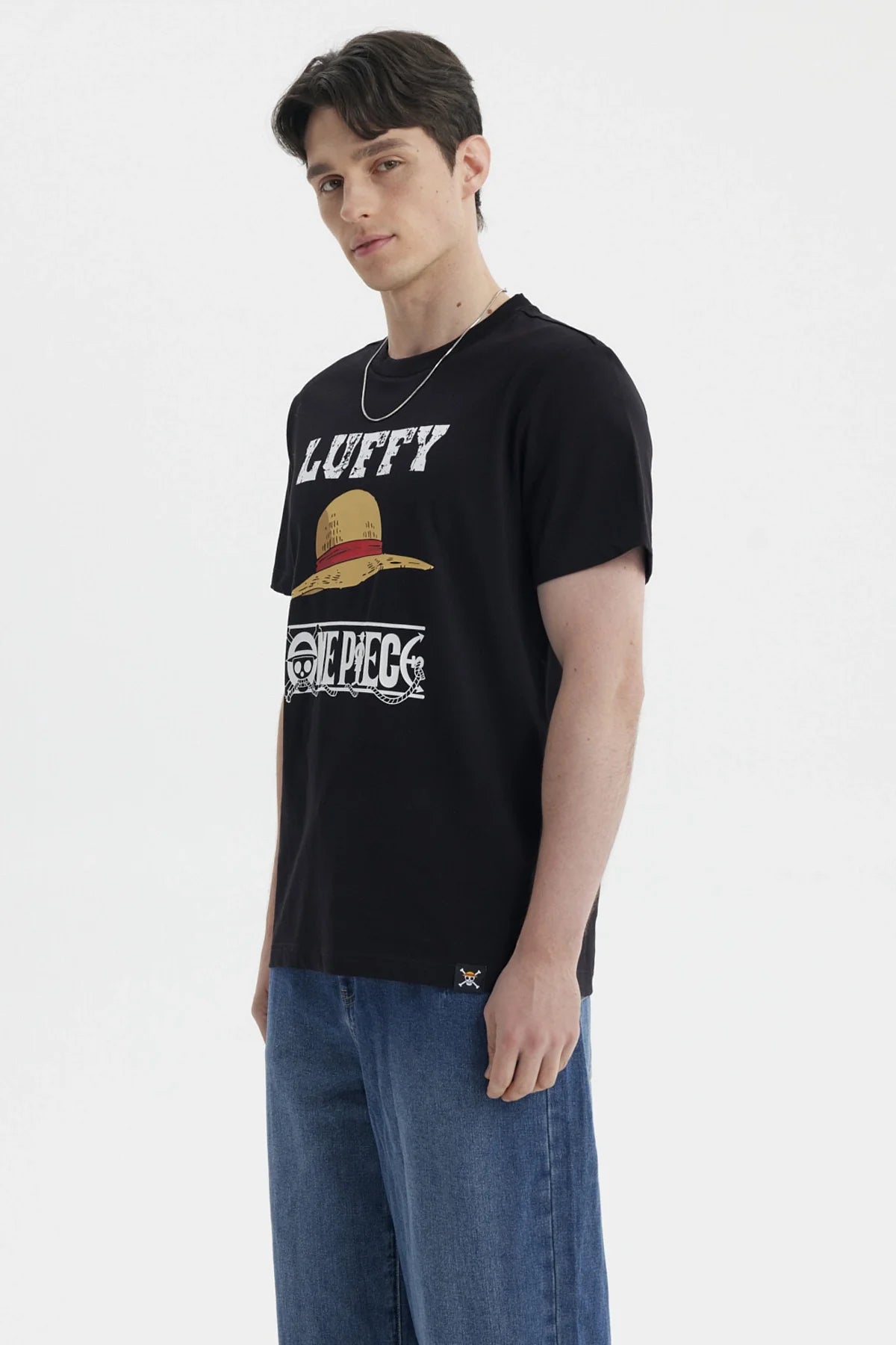 Polera negra de algodón con estampado del sombrero de paja de Luffy y el logo de One Piece, perfecta para mostrar tu pasión por la serie.