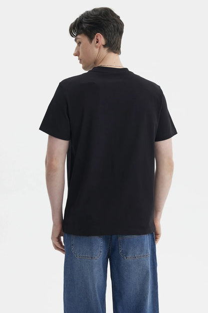 Polera negra de algodón con estampado del sombrero de paja de Luffy y el logo de One Piece, perfecta para mostrar tu pasión por la serie.