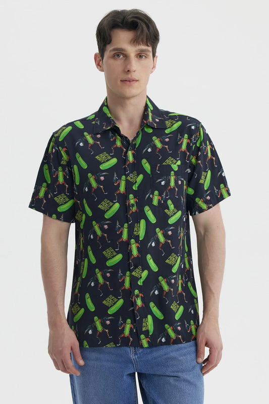 Camisa negra con estampado de Pickle Rick en verde, mostrando al personaje en acción y frases icónicas de la serie Rick and Morty, ideal para fanáticos.