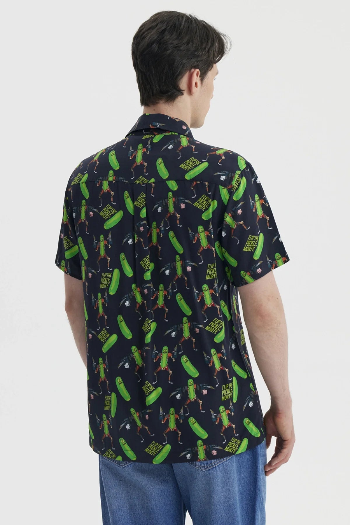 Camisa negra con estampado de Pickle Rick en verde, mostrando al personaje en acción y frases icónicas de la serie Rick and Morty, ideal para fanáticos.