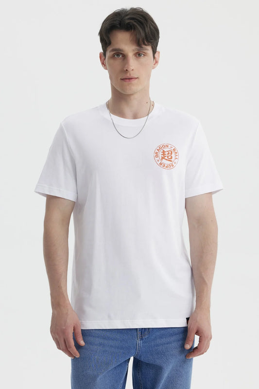 Polera blanca de Dragon Ball con estampado circular en naranja que dice 'DRAGON BALL SUPER' y símbolo kanji, ideal para fans del anime.