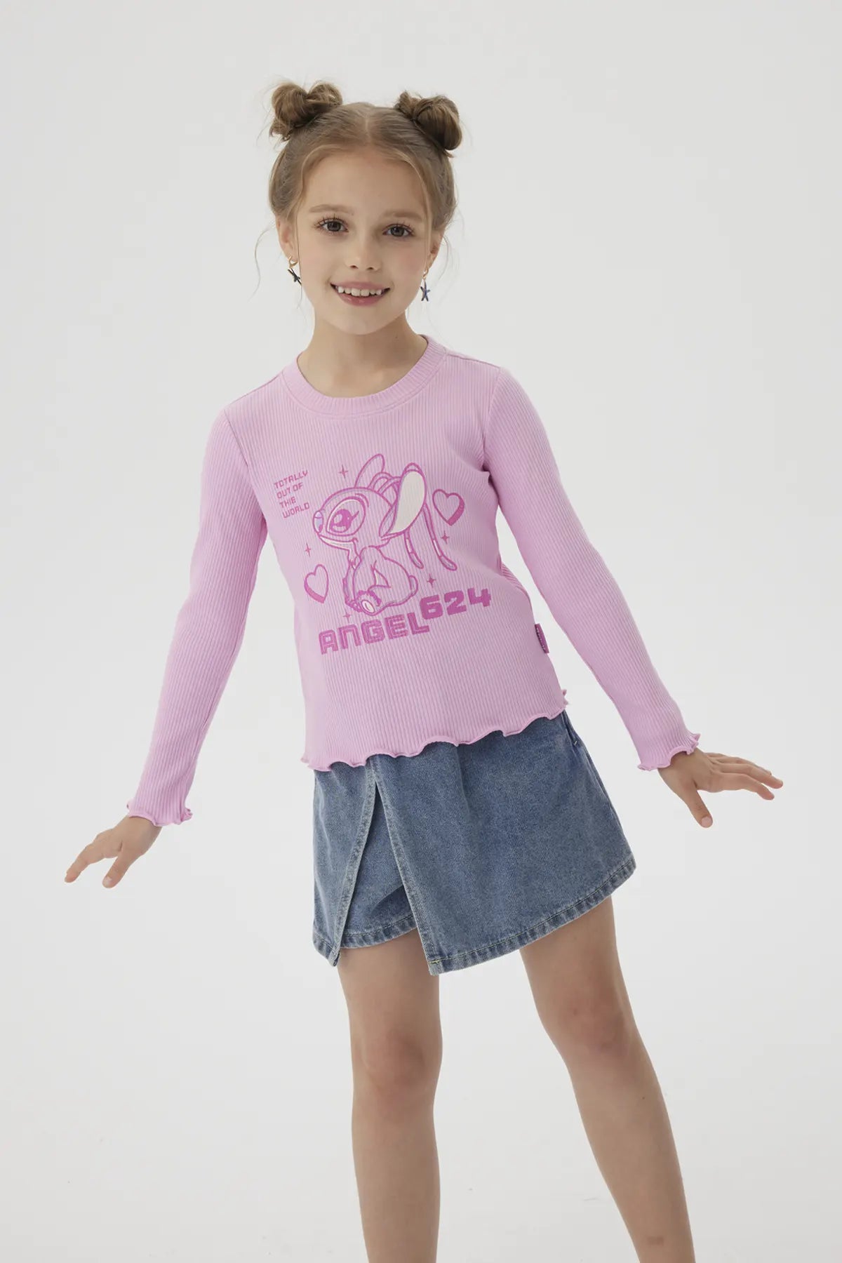Polera de color rosado con diseño de Angel, el experimento 624 de Lilo & Stitch, mostrando un estilo kawaii con corazones y la frase 'TOTALLY OUT OF THIS WORLD'.