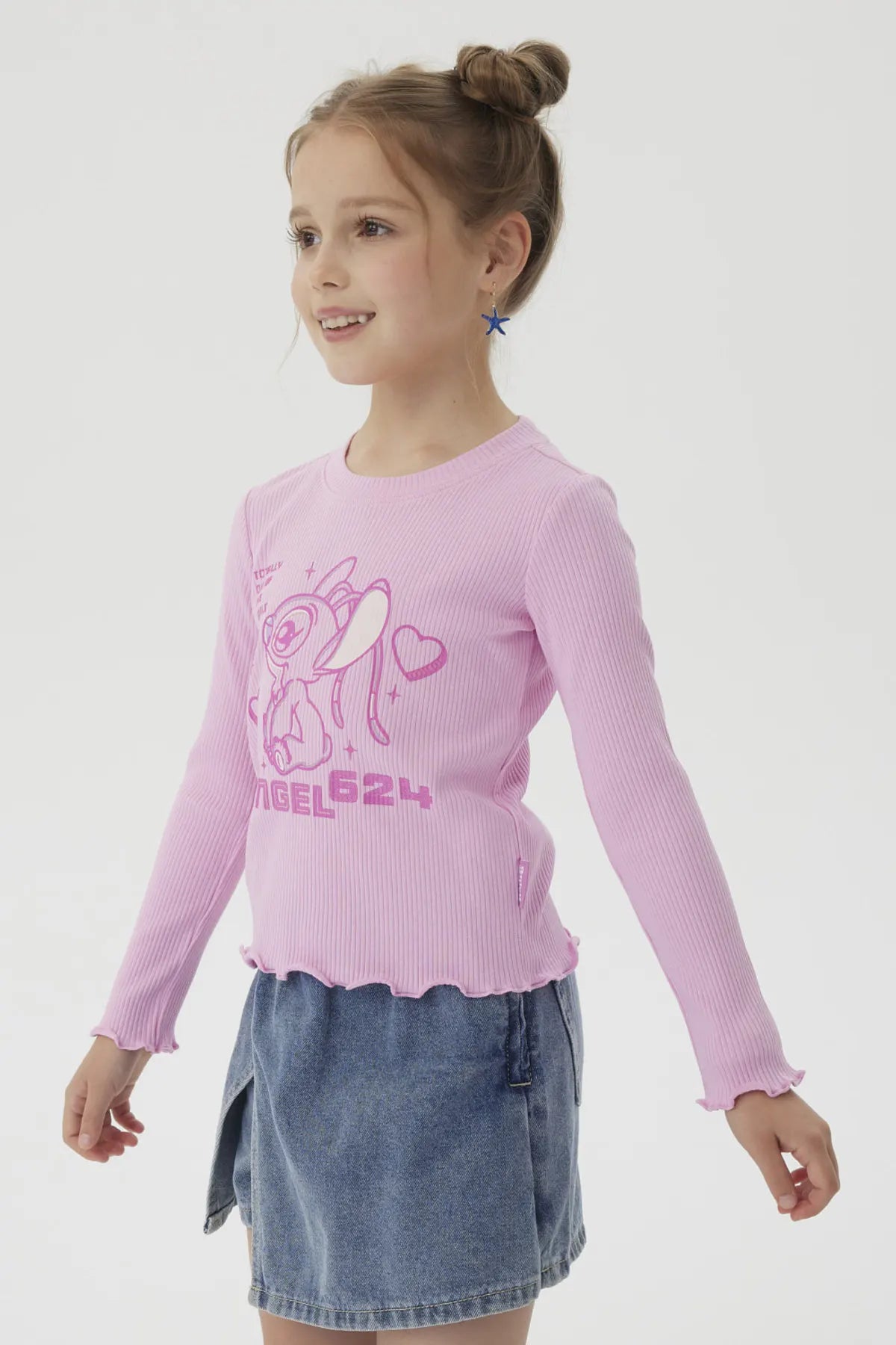 Polera de color rosado con diseño de Angel, el experimento 624 de Lilo & Stitch, mostrando un estilo kawaii con corazones y la frase 'TOTALLY OUT OF THIS WORLD'.