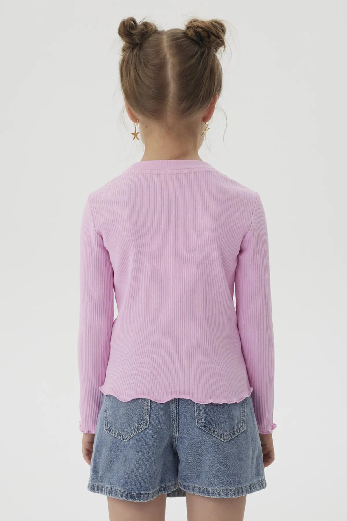 Polera de color rosado con diseño de Angel, el experimento 624 de Lilo & Stitch, mostrando un estilo kawaii con corazones y la frase 'TOTALLY OUT OF THIS WORLD'.