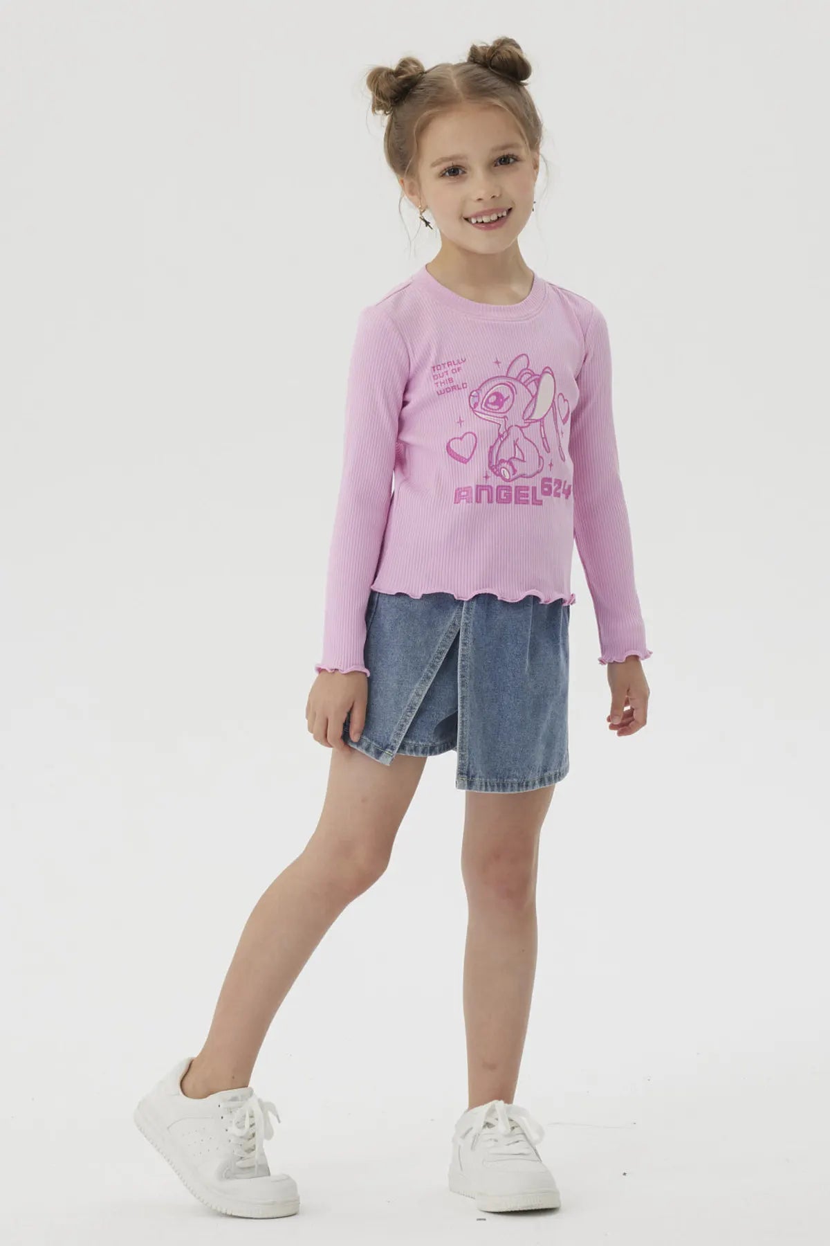 Polera de color rosado con diseño de Angel, el experimento 624 de Lilo & Stitch, mostrando un estilo kawaii con corazones y la frase 'TOTALLY OUT OF THIS WORLD'.