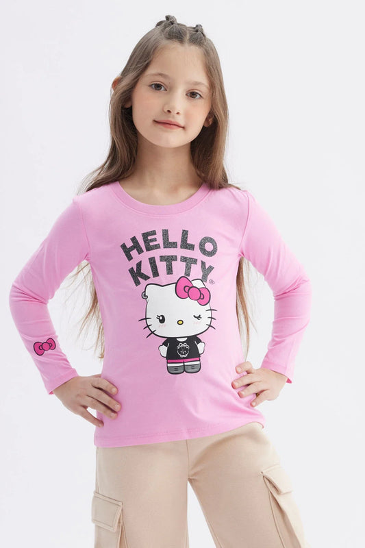 Polera de manga larga en color rosado con un diseño central de Hello Kitty vistiendo un conjunto negro, acompañado del texto 'HELLO KITTY' en letras brillantes.